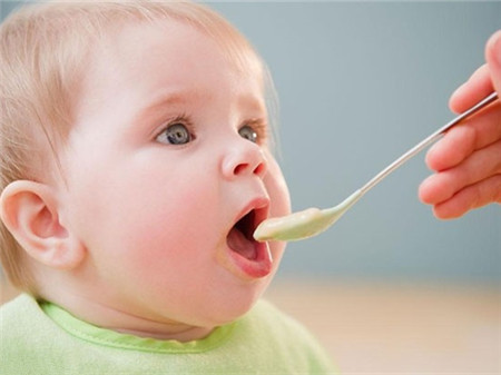 五个月宝宝可以吃辅食了吗，添加时机不对有啥影响呢？