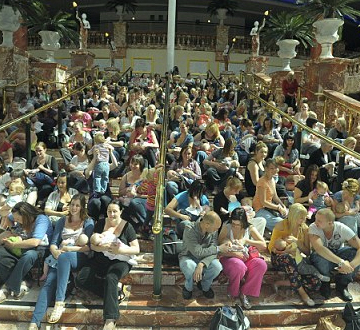 女子哺乳被男孩拍照 当众哺乳并不可耻