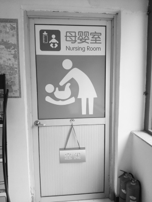 女子哺乳被男孩拍照 当众哺乳并不可耻