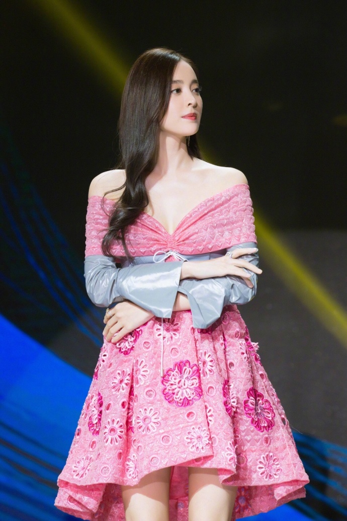 古力娜扎长发披肩，身穿露肩粉色短裙，充满少女感气息，甜美......