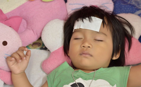 宝宝高烧不退怎么办 妈妈不能掉以轻心