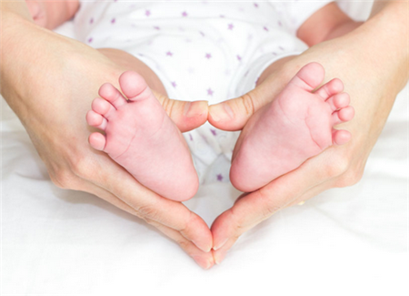 【婴儿足内翻】婴儿足内翻原因_婴儿足内翻怎么办