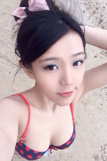 吃个饭把长辈请上桌这样对吗？正妹白天辣晒比基尼晚上穿回衣......