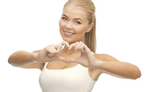 导致女性乳房下垂的原因 怎样改善胸部下垂