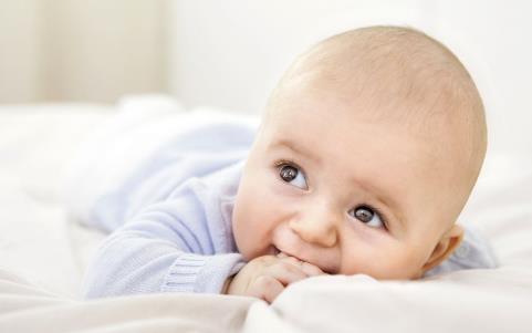 怎么判断宝宝长牙发烧 这篇文章了解一下