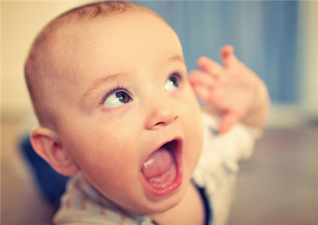 几个月宝宝能听懂大人说话