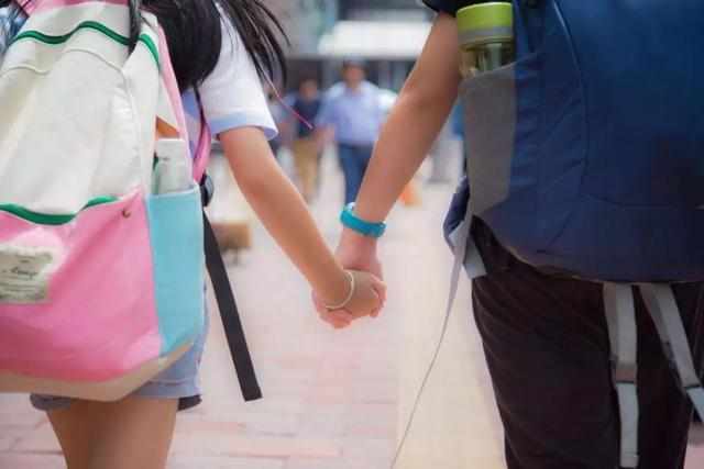 “艾滋病检测包”引学生疯抢，多名检测结果呈阳性，性教育不能少