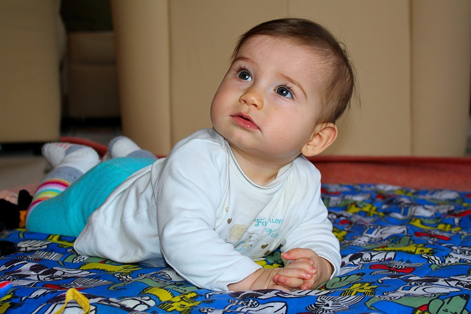 宝宝呛奶千万别竖抱，正确的做法是这3种！