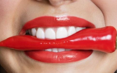 1分钟吞20个辣椒 吃辣椒有哪些好处与坏处