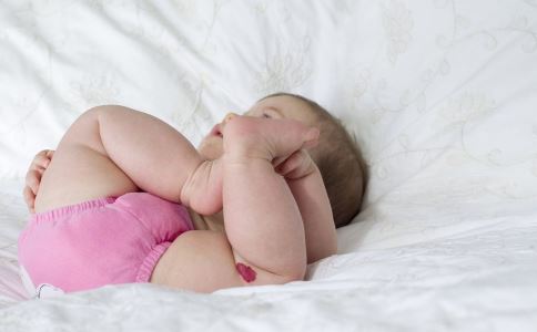 宝宝使用尿布好，还是使用纸尿裤好？