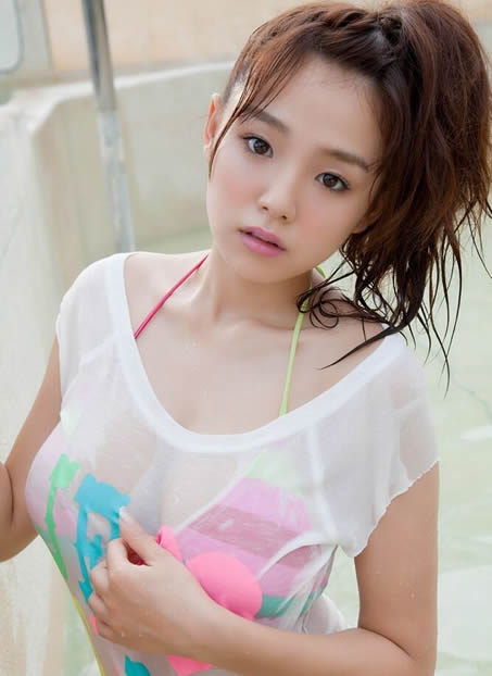 e罩杯胸围多大图片欣赏:女生吊带小背心俏皮可爱图片 e罩杯胸围多大图片欣赏:女生吊带小背心俏皮可爱图片