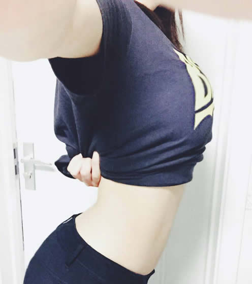 e罩杯胸围多大图片欣赏:女生吊带小背心俏皮可爱图片 e罩杯胸围多大图片欣赏:女生吊带小背心俏皮可爱图片