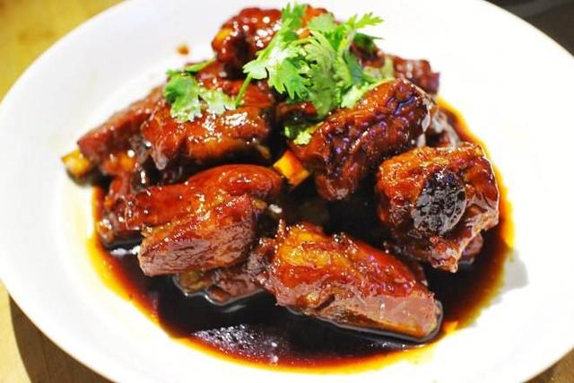 排骨怎么做好吃呢？那绝对是红烧排骨！只要几步你就能轻松学会