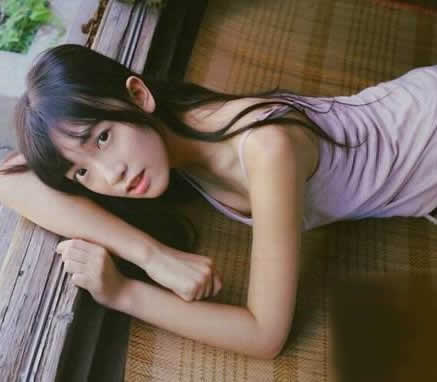 接吻时男友解我衣服：接吻时女人闭眼男人为什么不闭眼睛