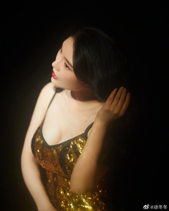 徐冬冬绿洲晒大波浪红唇性感写真 自谦称走性感路线失败
