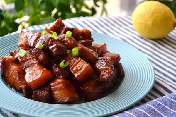 红烧肉要放冰糖？教你家常的做法，肥而不腻，咬一口绵软筋道