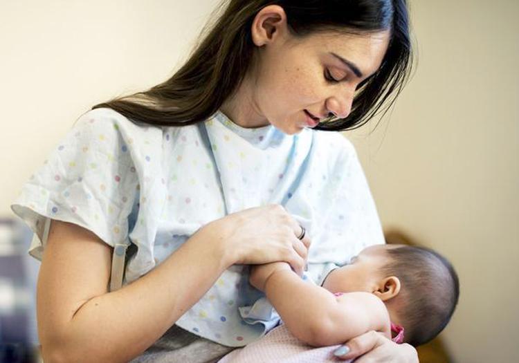 哺乳第一个月奶水太足，溢奶涨奶要挤出来吗？宝妈怎样处理才正确