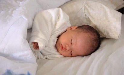 晚上喂奶侧卧着好还是坐着好，晚上哺乳能不能躺着喂？