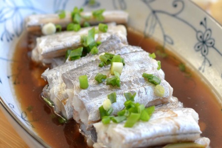 带鱼的家常做法,不炸不煎清蒸起来最健康,女性吃了不长胖