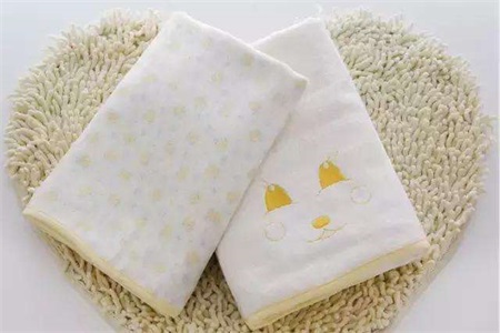 湿疹怎么引起的?宝妈应对新生儿湿疹这样做最有效