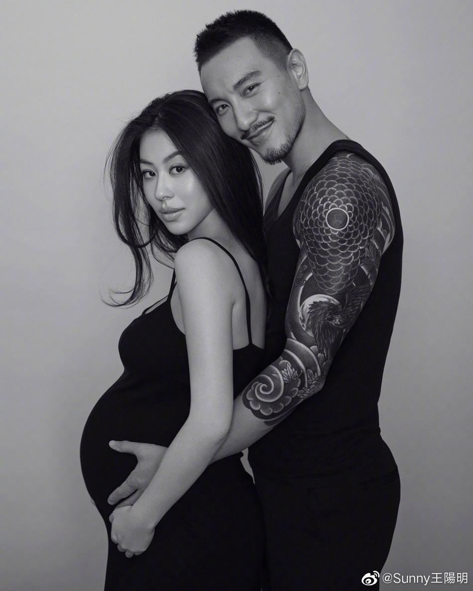 王阳明陪蔡诗芸拍孕期写真 背后抱捧孕肚还鼻尖吻甜到齁