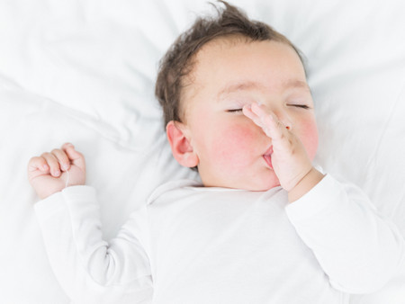 宝宝睡觉老是哼哼唧唧怎么回事