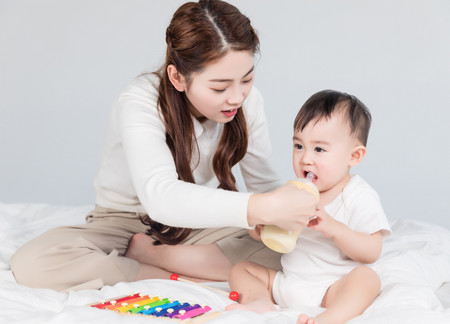 婴儿出牙发烧如何处理