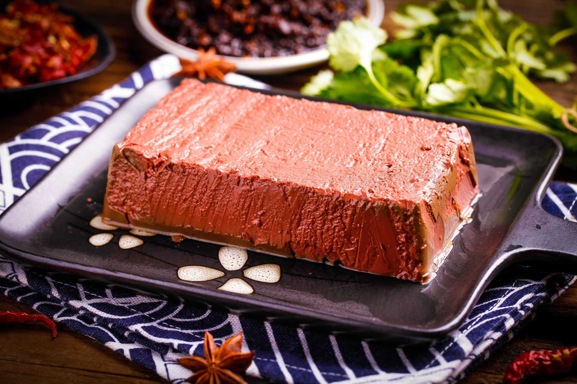 鸭血和猪血怎么分辨 怎么区分猪血和鸭血