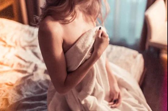 姑娘,你下面阴毛多又黑太茂盛了!