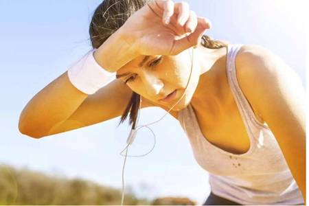 中暑的症状及治疗方法,女性头晕眼花赶快做这三件事