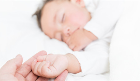 宝宝用尿不湿出现红点怎么办