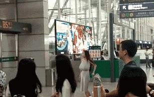 【美女动图gif】这胸抖得太诱人了我给一百块