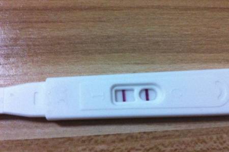 验孕棒一深一浅是怎么回事