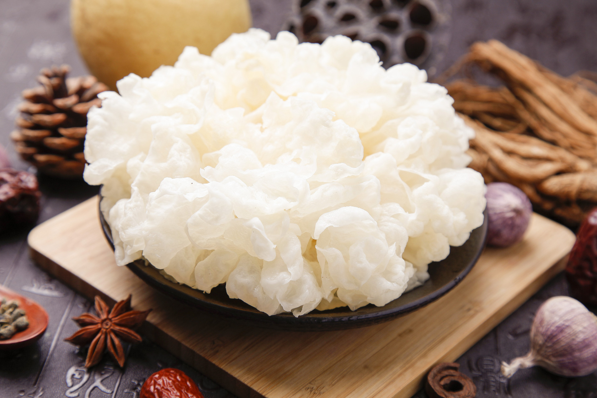 银耳怎么泡发最好 凉水浸泡效果更佳