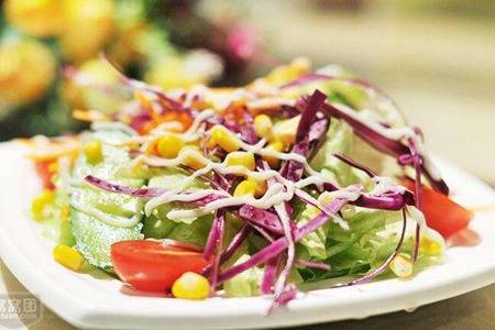 女性都爱吃蔬菜沙拉的做法 三种减肥沙拉爽口不腻