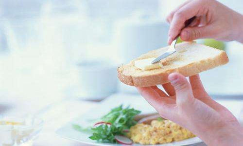 不吃早餐的危害有哪些,早餐来不及吃这三种食物必备