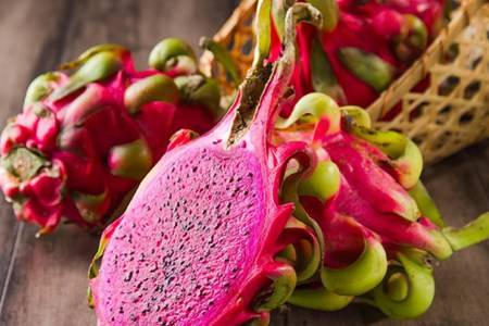 红心火龙果和白心火龙果的营养区别 火龙果白心红心哪个更降火更好吃