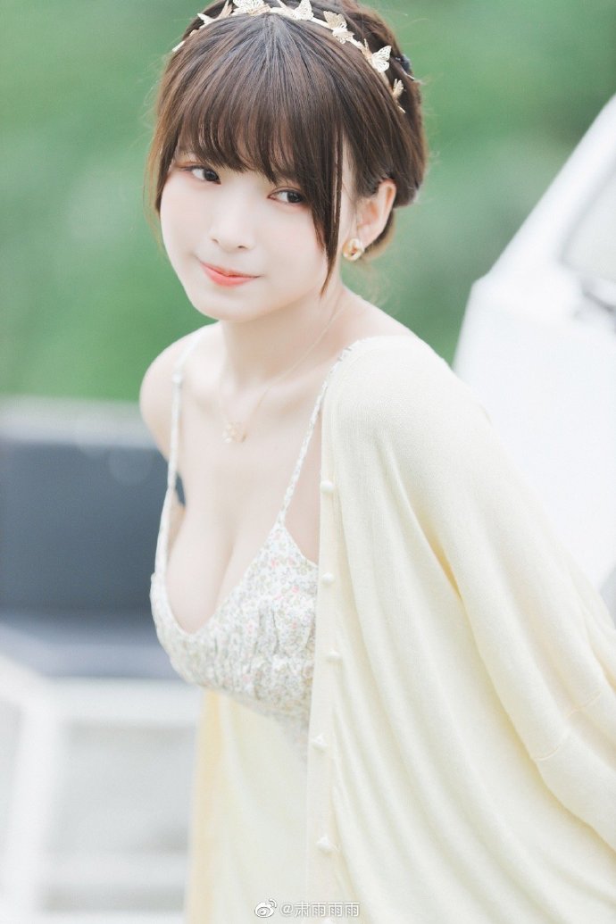 初恋的模样！白嫩正妹《肃雨雨雨》解放欧派身材超惊人！