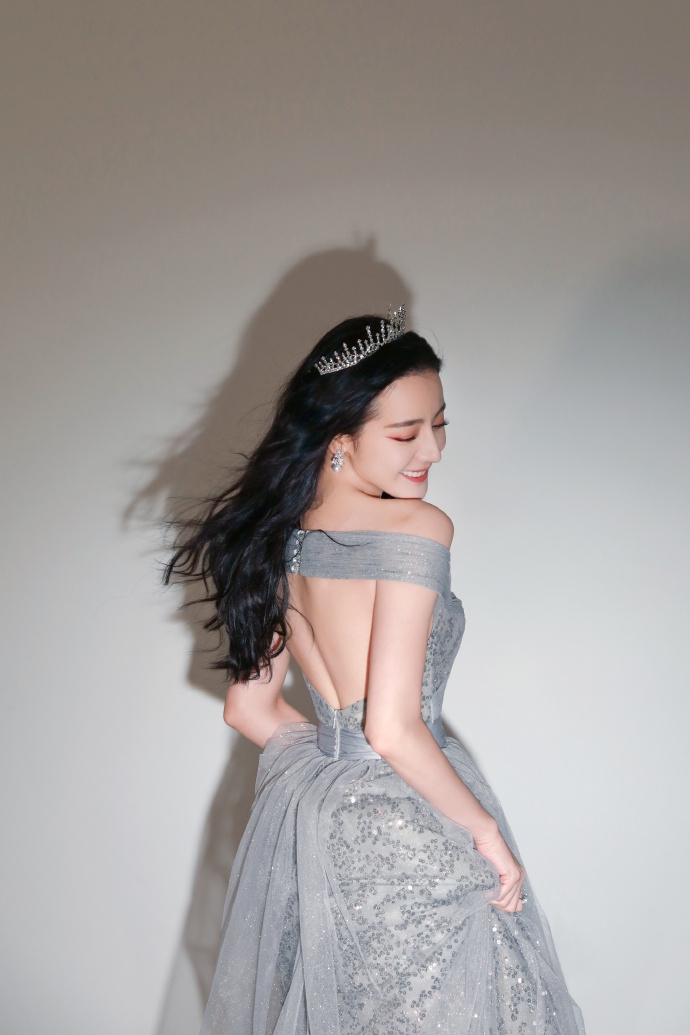 迪丽热巴灰色水钻纱裙亮相 露美背秀香肩性感撩人