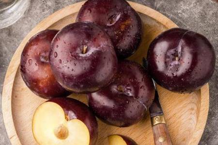 黑布林的功效与作用是什么 女人经常吃黑布林皮肤光滑细腻