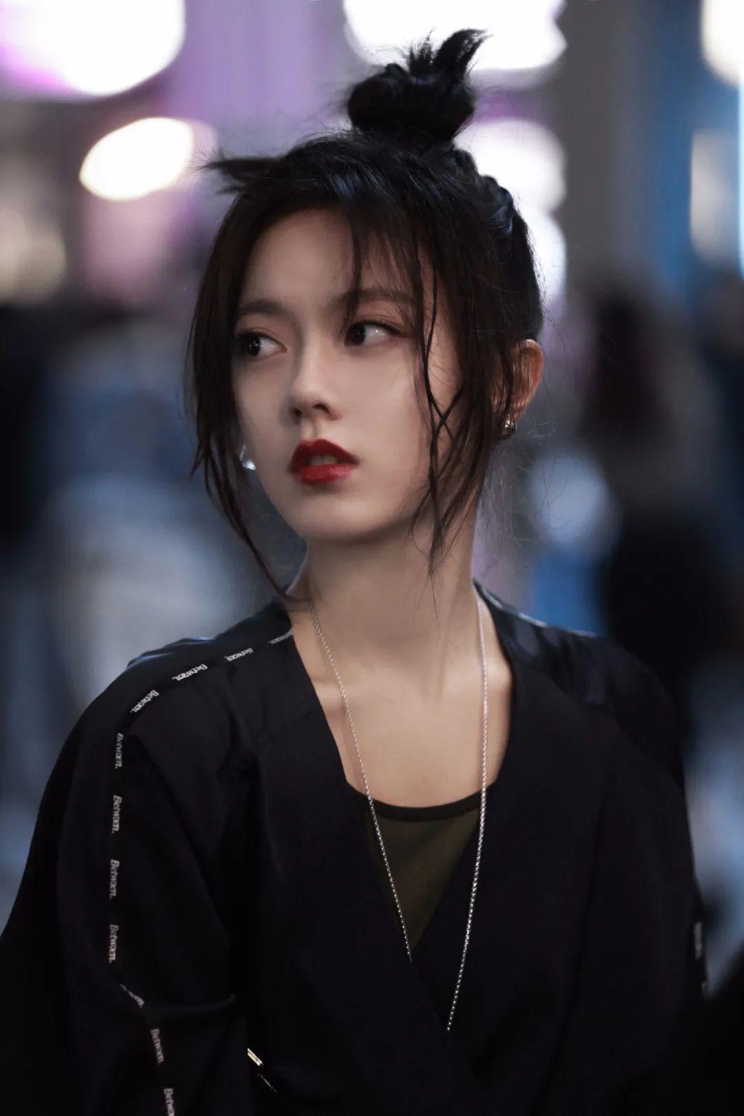 赵今麦御姐风美照：00后小花赵今麦女人味十足