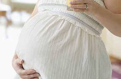 临产前一个先见红一个先破水,哪个更好？对宝宝影响确实不一样