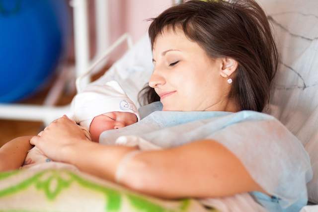 宝宝肠绞痛哭闹不止、睡不好，除了排气之外,你还应该懂的技巧