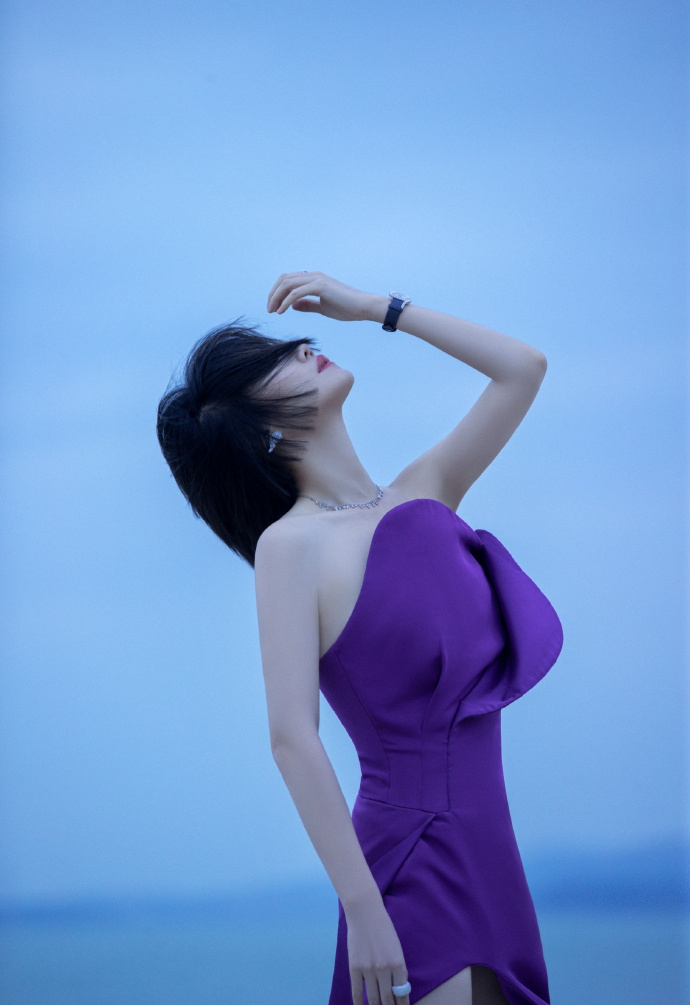 谭卓穿开叉长裙性感撩人 气质优雅高级感爆棚