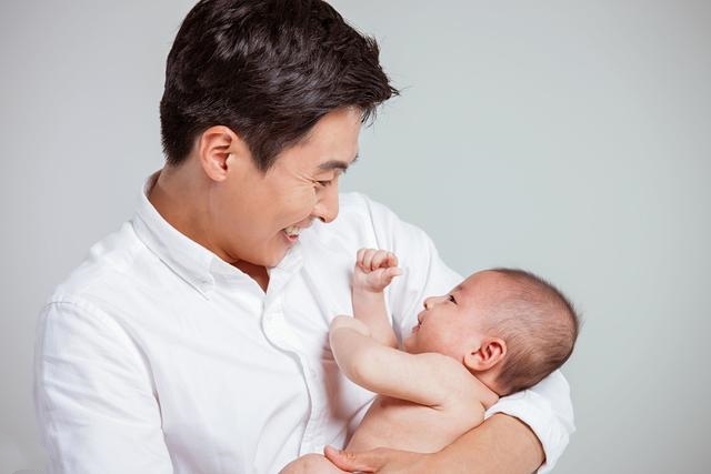 横抱就哭竖抱就＂老实＂,宝宝几个月能竖抱？掌握姿势才不伤脊椎