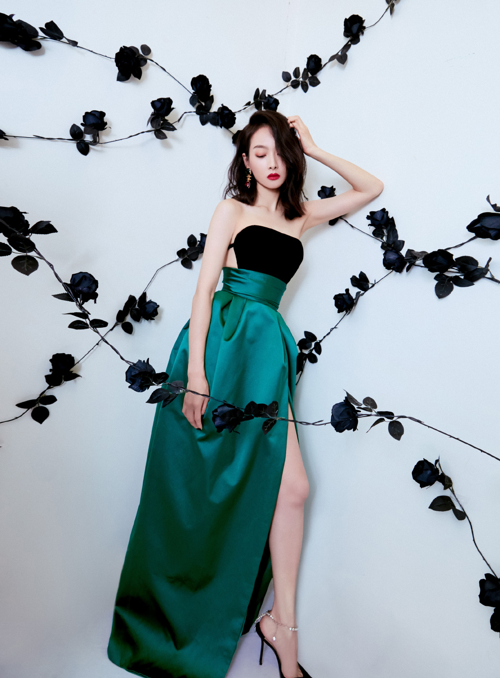 宋茜穿黛绿烟波礼服超优雅 大秀纤细锁骨和天鹅臂