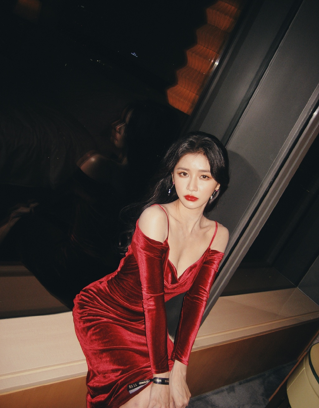 蔡卓宜穿深V丝绒裙身材曼妙 涂红唇性感爆表