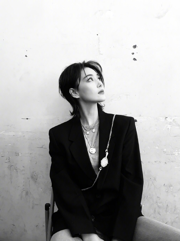 张馨予黑色西装配金属项链 利落短发出镜攻气十足