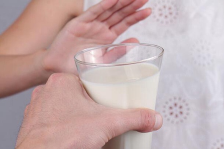 乳糖不耐受的症状有哪些呢？这三个女人乳糖不耐受表现