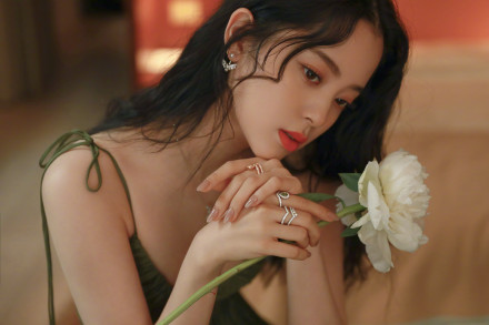 欧阳娜娜穿绿色抽绳吊带裙 性感可爱似童话少女